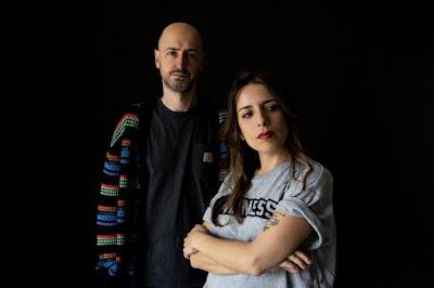 LAURA SAM Y JUAN ESCRIBANO: 'LA VOZ EN CONTRA'