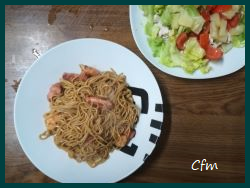 Wok de salchichas y langostinos