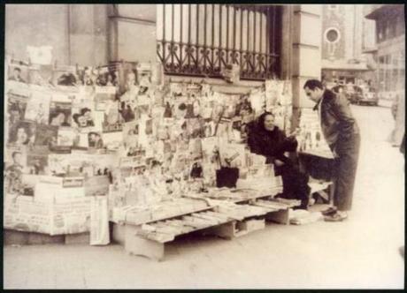 1960:puesto de periódicos y revistas Dori. Calle Puente esquina a Calvo Sotelo