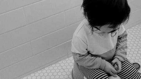 ¿Cómo saber si tu bebé está preparado para dejar el pañal?