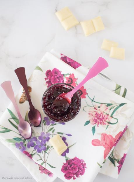 Bundt Cake de chocolate blanco y cereza negra