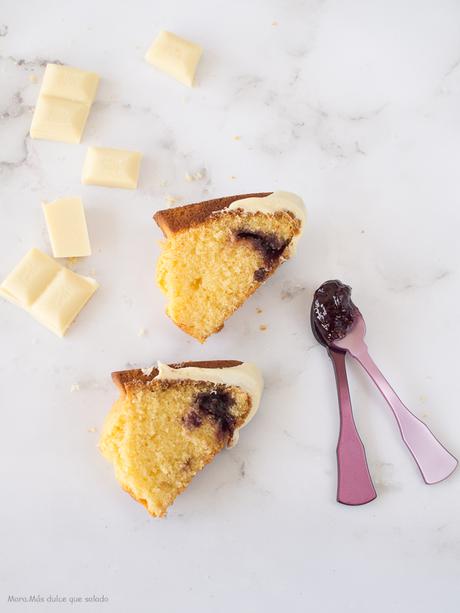Bundt Cake de chocolate blanco y cereza negra