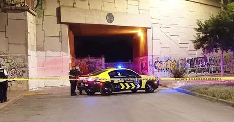 Abandonan cadáver embolsado abajo del puente  Valladares