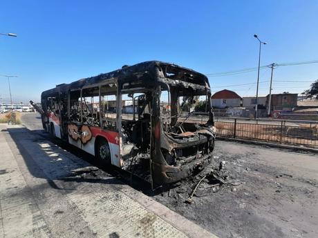 Grupo de delincuentes incendia bus del Transantiago en la Alameda, a la altura de Ricardo Cumming
