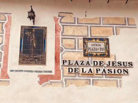 Retablo cerámico de Pasión en la plaza del Pan.