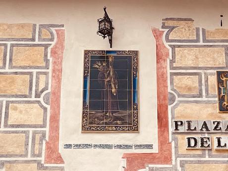 Retablo cerámico de Pasión en la plaza del Pan.