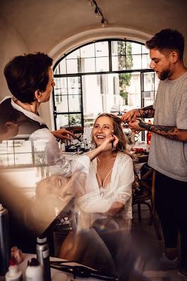 Novia con un peluquero y una maquilladora