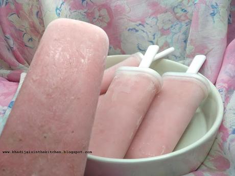 SUCETTES GLACÉES AUX FRAISES, BANANES ET YAOURT GREC / STRAWBERRY, BANANA AND GREEK YOGURT POPSICLES / PALETAS DE FRESA, PLÁTANO Y YOGUR GRIEGO / مصاصات التوت والموز الزبادي اليوناني