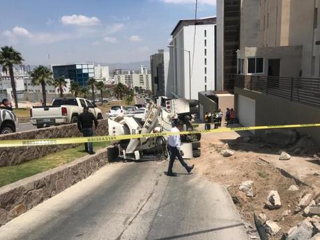 Revolvedora vuelca en avenida Chapultepec, solo daños