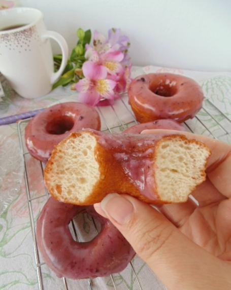 Donuts con glaseado de arándanos