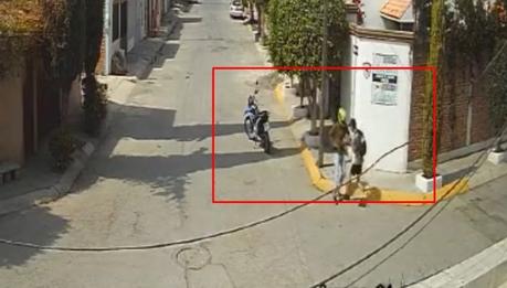 (video) Motociclista asalta a joven atrás del Sams Club de Carretera 57