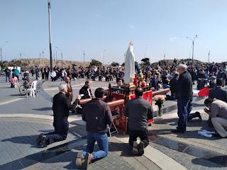 CIENTOS DE CABALLEROS QUE REZAN A LA SEÑORA POR LA SALVACIÓN DEL PERÚ Y DEL MUNDO