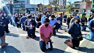 CIENTOS DE CABALLEROS QUE REZAN A LA SEÑORA POR LA SALVACIÓN DEL PERÚ Y DEL MUNDO