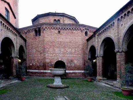 Las múltiples simetrías de San Stefano en Bolonia Las múltiples simetrías de San Stefano en Bolonia
