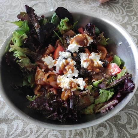ENSALADA VARIADA CON QUESO, TOMATE, ACEITUNAS Y ALIÑO DE TAHINI