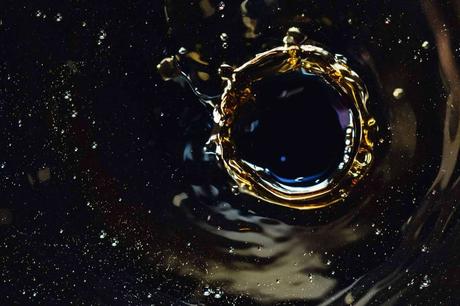 ¿Cómo controlar un derrame de aceite en una zona de agua?