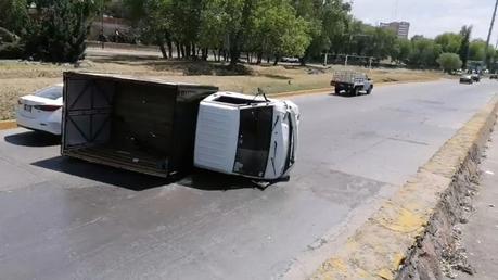 Camioneta de trabajo vuelca en el Río Santiago