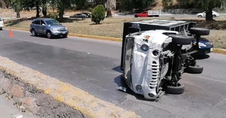 Camioneta de trabajo vuelca en el Río Santiago