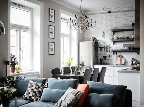 delikatissen tiny scandi apartment sofá rinconera sofa azul scandi sofa salón cocina abierto Piso nórdico pequeño estilo nórdico distribución diáfana decoración de interiores blue couh  