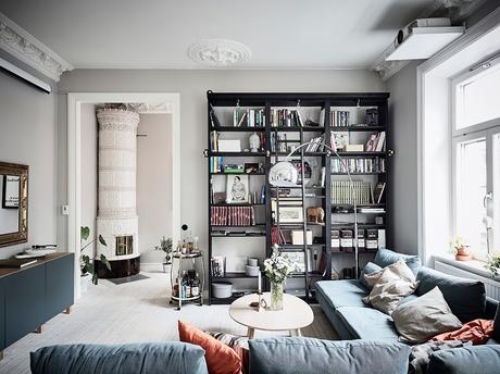 delikatissen tiny scandi apartment sofá rinconera sofa azul scandi sofa salón cocina abierto Piso nórdico pequeño estilo nórdico distribución diáfana decoración de interiores blue couh  