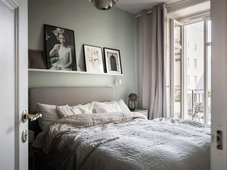 delikatissen tiny scandi apartment sofá rinconera sofa azul scandi sofa salón cocina abierto Piso nórdico pequeño estilo nórdico distribución diáfana decoración de interiores blue couh  