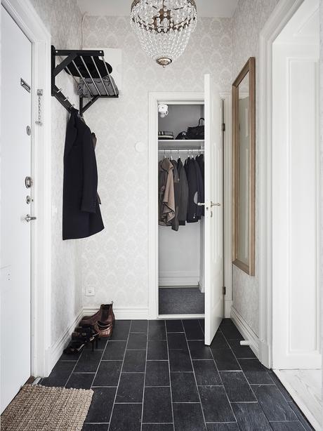 delikatissen tiny scandi apartment sofá rinconera sofa azul scandi sofa salón cocina abierto Piso nórdico pequeño estilo nórdico distribución diáfana decoración de interiores blue couh  