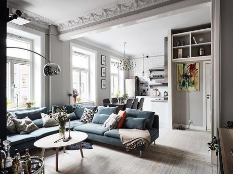 delikatissen tiny scandi apartment sofá rinconera sofa azul scandi sofa salón cocina abierto Piso nórdico pequeño estilo nórdico distribución diáfana decoración de interiores blue couh  