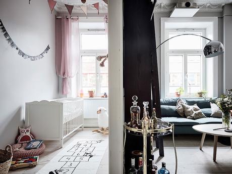 delikatissen tiny scandi apartment sofá rinconera sofa azul scandi sofa salón cocina abierto Piso nórdico pequeño estilo nórdico distribución diáfana decoración de interiores blue couh  