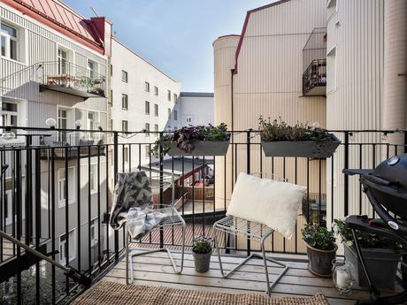 delikatissen tiny scandi apartment sofá rinconera sofa azul scandi sofa salón cocina abierto Piso nórdico pequeño estilo nórdico distribución diáfana decoración de interiores blue couh  