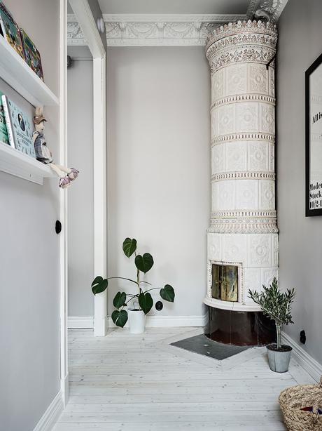 delikatissen tiny scandi apartment sofá rinconera sofa azul scandi sofa salón cocina abierto Piso nórdico pequeño estilo nórdico distribución diáfana decoración de interiores blue couh  