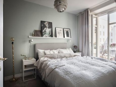 delikatissen tiny scandi apartment sofá rinconera sofa azul scandi sofa salón cocina abierto Piso nórdico pequeño estilo nórdico distribución diáfana decoración de interiores blue couh  