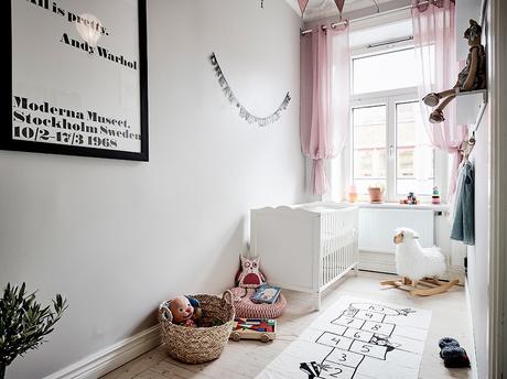 delikatissen tiny scandi apartment sofá rinconera sofa azul scandi sofa salón cocina abierto Piso nórdico pequeño estilo nórdico distribución diáfana decoración de interiores blue couh  