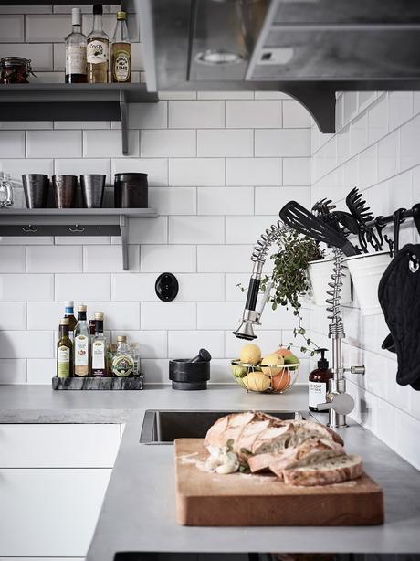 delikatissen tiny scandi apartment sofá rinconera sofa azul scandi sofa salón cocina abierto Piso nórdico pequeño estilo nórdico distribución diáfana decoración de interiores blue couh  