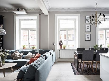 delikatissen tiny scandi apartment sofá rinconera sofa azul scandi sofa salón cocina abierto Piso nórdico pequeño estilo nórdico distribución diáfana decoración de interiores blue couh  