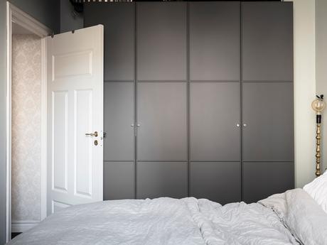 delikatissen tiny scandi apartment sofá rinconera sofa azul scandi sofa salón cocina abierto Piso nórdico pequeño estilo nórdico distribución diáfana decoración de interiores blue couh  