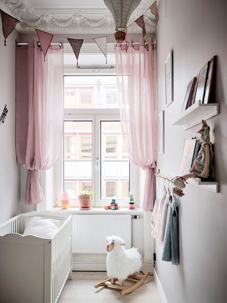 delikatissen tiny scandi apartment sofá rinconera sofa azul scandi sofa salón cocina abierto Piso nórdico pequeño estilo nórdico distribución diáfana decoración de interiores blue couh  