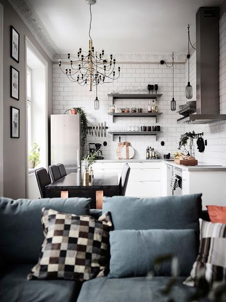 delikatissen tiny scandi apartment sofá rinconera sofa azul scandi sofa salón cocina abierto Piso nórdico pequeño estilo nórdico distribución diáfana decoración de interiores blue couh  