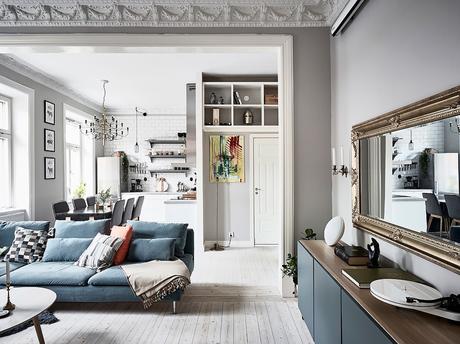 delikatissen tiny scandi apartment sofá rinconera sofa azul scandi sofa salón cocina abierto Piso nórdico pequeño estilo nórdico distribución diáfana decoración de interiores blue couh  