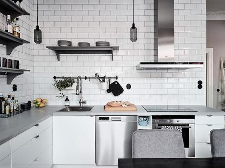 delikatissen tiny scandi apartment sofá rinconera sofa azul scandi sofa salón cocina abierto Piso nórdico pequeño estilo nórdico distribución diáfana decoración de interiores blue couh  