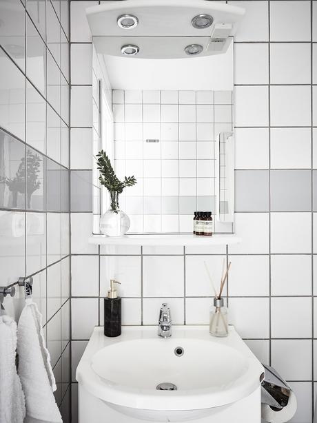 delikatissen tiny scandi apartment sofá rinconera sofa azul scandi sofa salón cocina abierto Piso nórdico pequeño estilo nórdico distribución diáfana decoración de interiores blue couh  