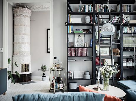 delikatissen tiny scandi apartment sofá rinconera sofa azul scandi sofa salón cocina abierto Piso nórdico pequeño estilo nórdico distribución diáfana decoración de interiores blue couh  