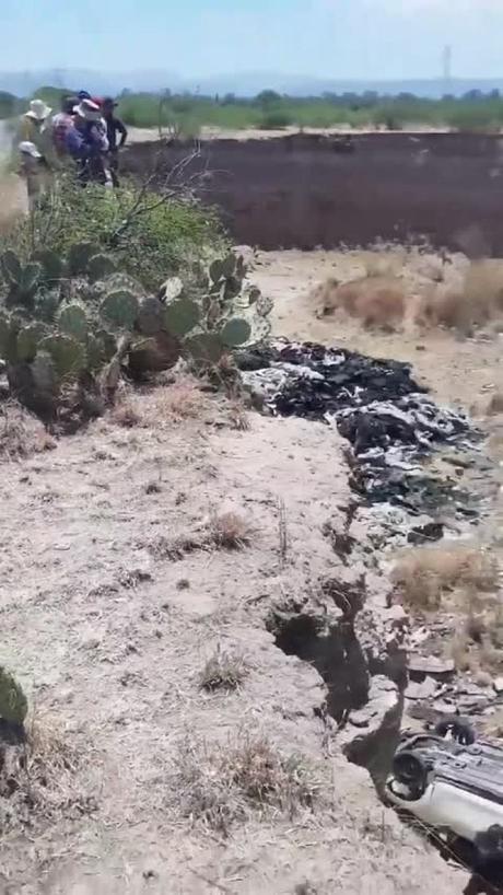 (video) Fallece automovilista al caer de un barranco en La Pila