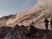 Autoridades combaten incendio basurero Zapote