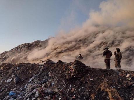 Autoridades combaten incendio en el basurero de El Zapote