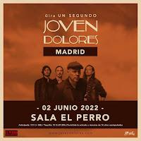 Joven Dolores en El Perro de la parte de atrás del coche