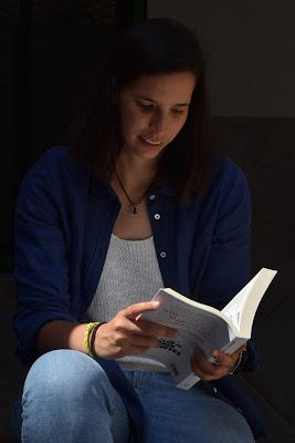 Marta Montoliu jugadora de baloncesto leyendo