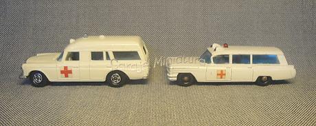 Dos ambulancias de Matchbox de las marcas Cadillac y Mercedes-Benz