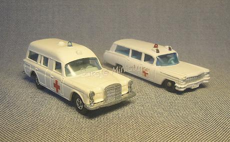 Dos ambulancias de Matchbox de las marcas Cadillac y Mercedes-Benz