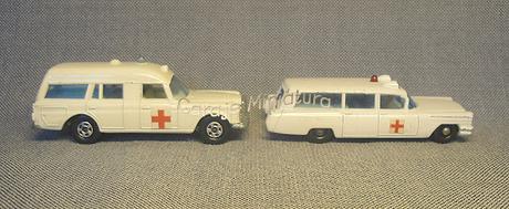 Dos ambulancias de Matchbox de las marcas Cadillac y Mercedes-Benz