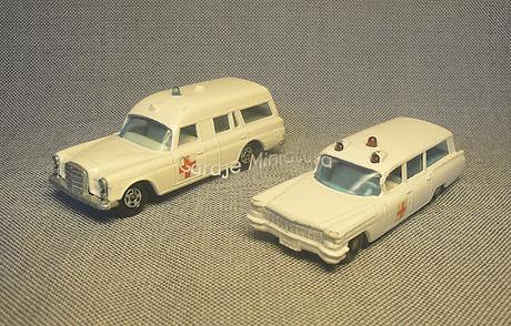 Dos ambulancias de Matchbox de las marcas Cadillac y Mercedes-Benz